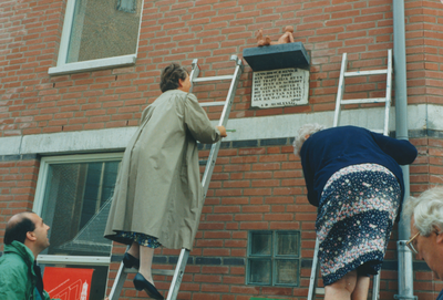 863267 Afbeelding van de dames Beppie Klein-van Berkel (links) en Marie Mersman-van der Zouw, die het beeldje 'Het ...